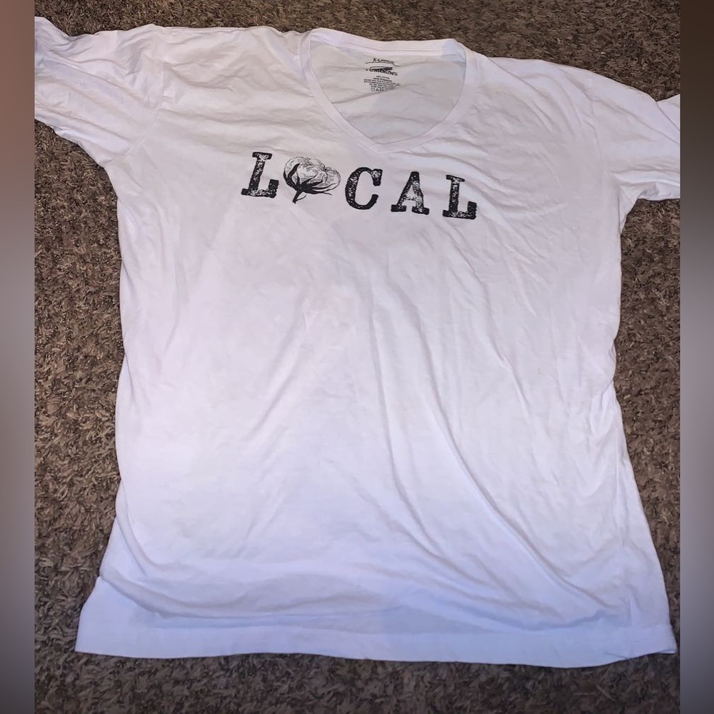 Graphic V neck.
